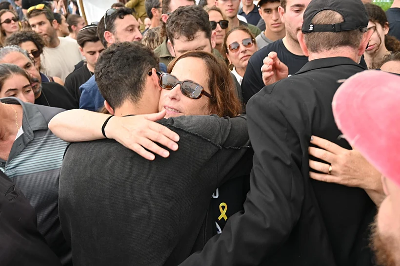 עידן אלכנסדר עם אימו של סרן עומר נאוטרה בהלווייתו