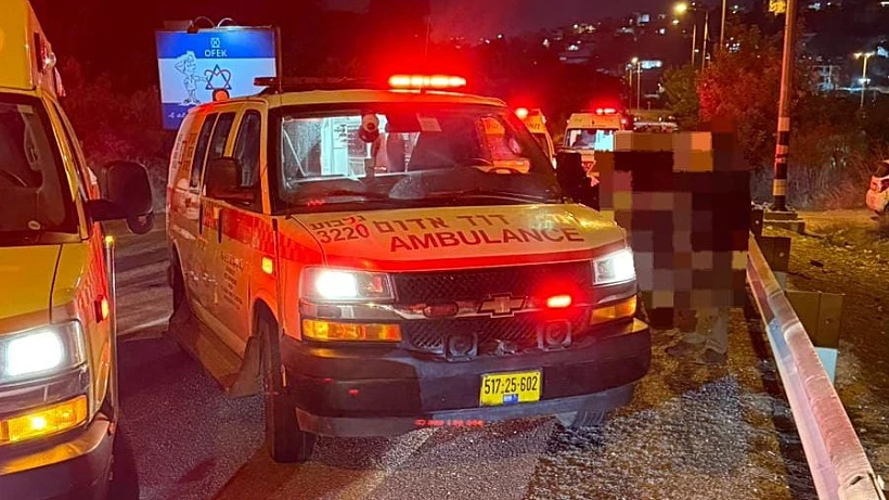 אמבולנס בזירת הירי ברוכב טרקטורון על ידי שוטרי מג"ב בוואדי עארה