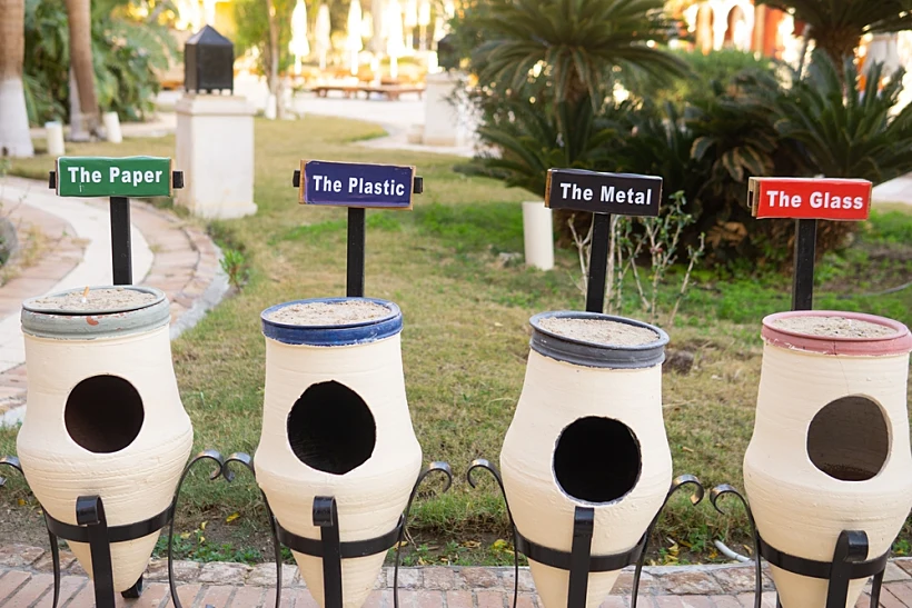 פחי מחזור מקרמיקה המוצבים במלונות