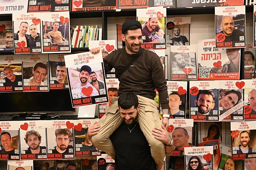 שורדי השבי גלי וזיוי ברמן בעצרת בכיכר החטופים