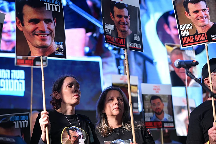 תמונתו של דרור אור בכיכר החטופים