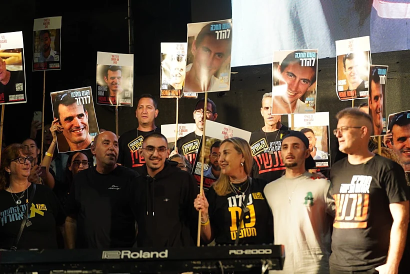 רום ברסלבסקי ומתן אנגרסט עם משפחותיהם בכיכר החטופים