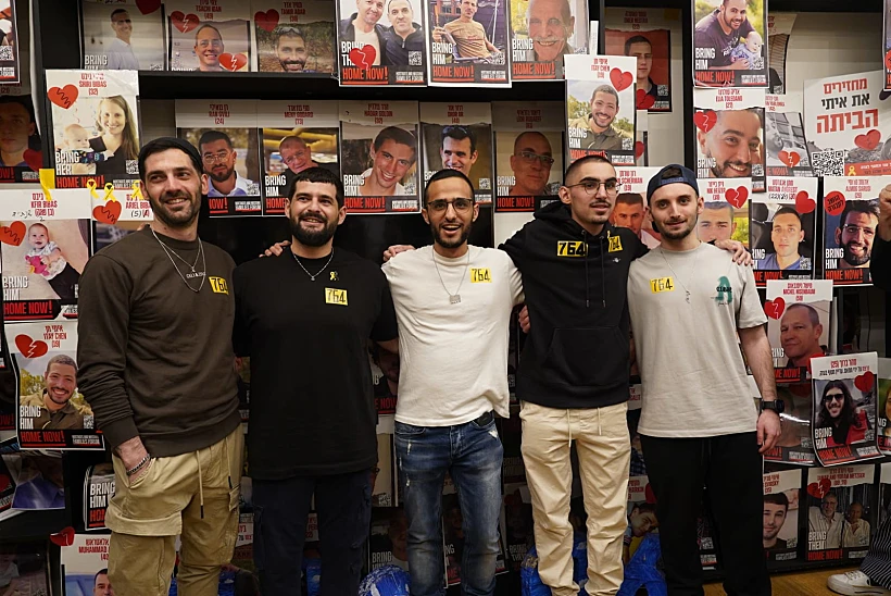 מתן אנגרסט, רום ברסלבסקי, נמרוד כהן, זיוי וגלי ברמן בכיכר החטופים