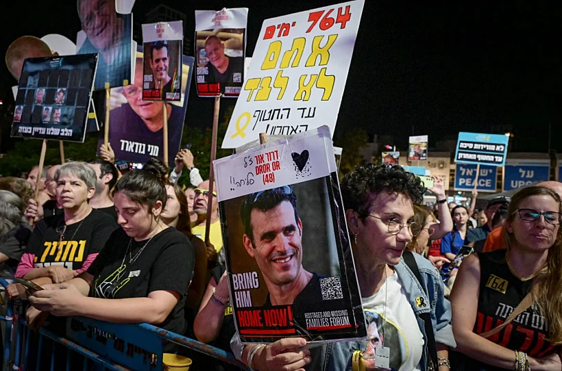 תמונתו של דרור אור בכיכר החטופים