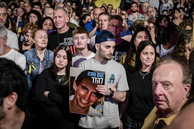 מתן אנגרסט בכיכר החטופים