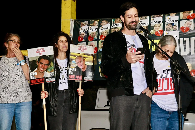 נדב, בנו של ליאור רודאיף, בעצרת בשער הנגב