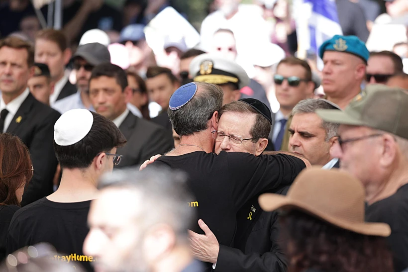 הנשיא הרצוג עם רובי חן בהלווייתו של בנו איתי