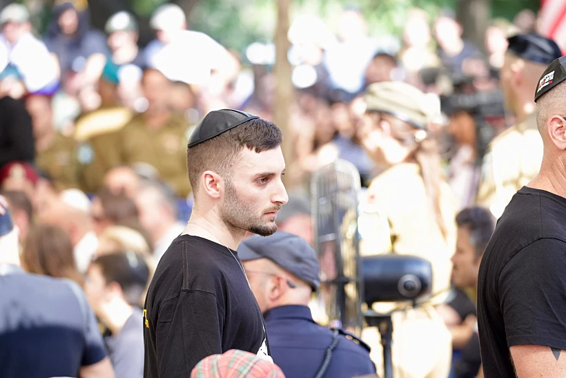 מתן אנגרסט בהלווייתו של איתי חן