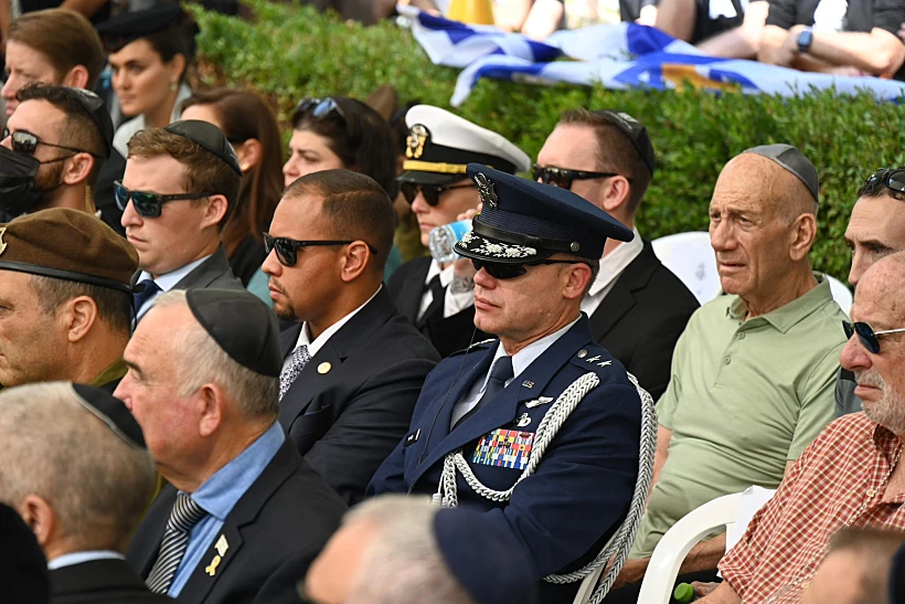 מפקד סנטקום בראד קופר ורה"מ לשעבר אהוד אולמרט בהלווייתו של איתי חן