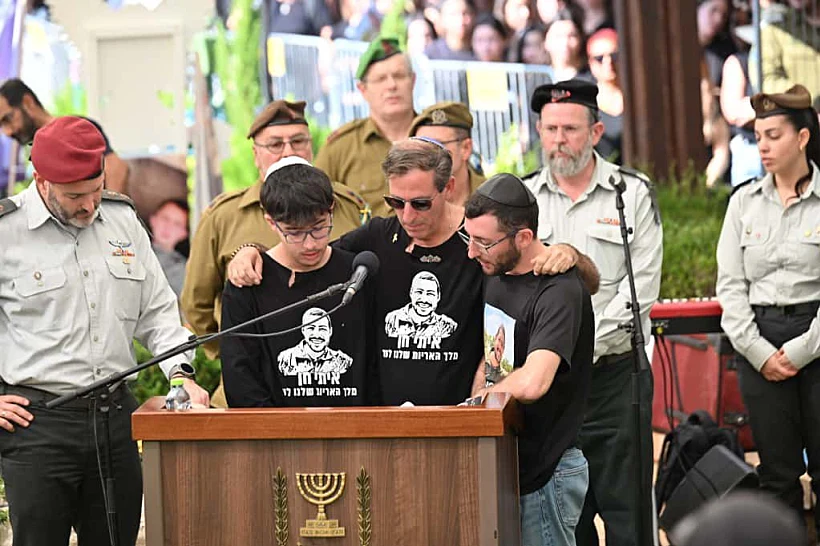 משפחתו של סמ"ר איתי חן בהלווייתו