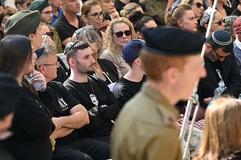 מתן אנגרסט בהלווייתו של איתי חן