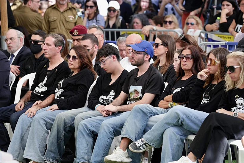 משפחתו של סמ"ר איתי חן בהלווייתו