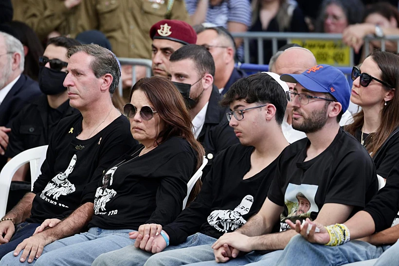 משפחתו של סמ"ר איתי חן בהלווייתו