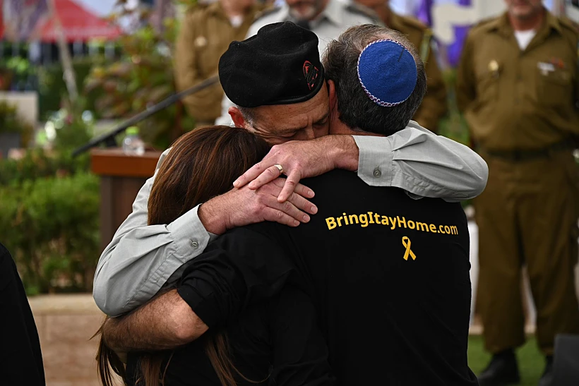 רובי וחגית חן יחד עם קצין השריון הראשי, תא"ל אוהד מאור