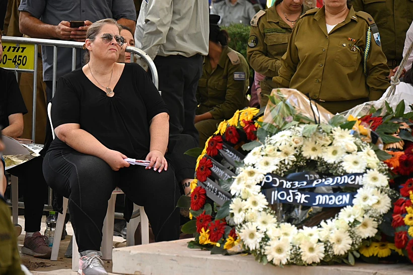 חירות, אימו של סמ"ר תמיר נמרודי, בהלווייתו של סמ"ר איתי חן