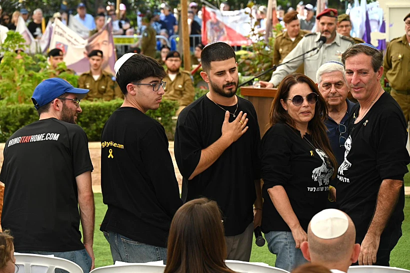 הזמר עדן חסון בהלווייתו של איתי חן