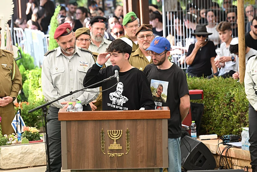 אלון, אחיו של סמ"ר איתי חן, סופד לו בהלווייתו