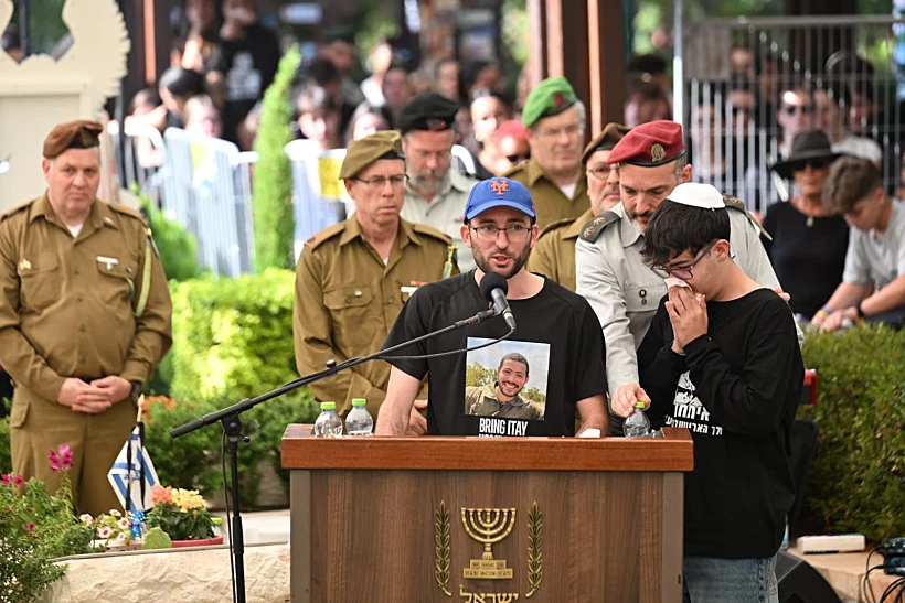 רועי, אחיו של סמ"ר איתי חן, סופד לו בהלווייתו