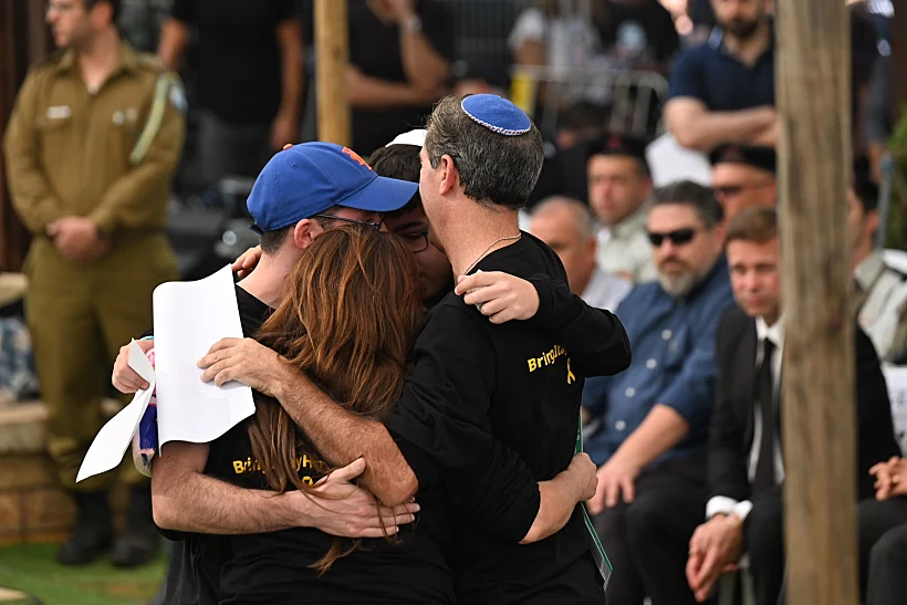 משפחתו של סמ"ר איתי חן בהלווייתו