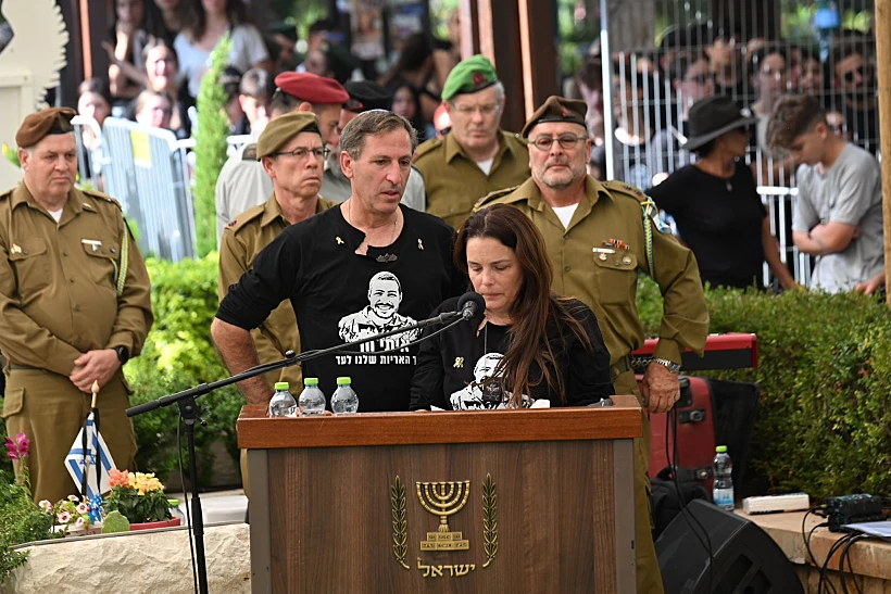 רובי וחגית חן בהלווייתו של בנם איתי