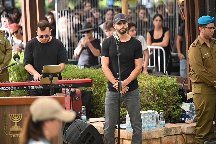 הזמר עידן עמדי בהלווייתו של סמ"ר איתי חן