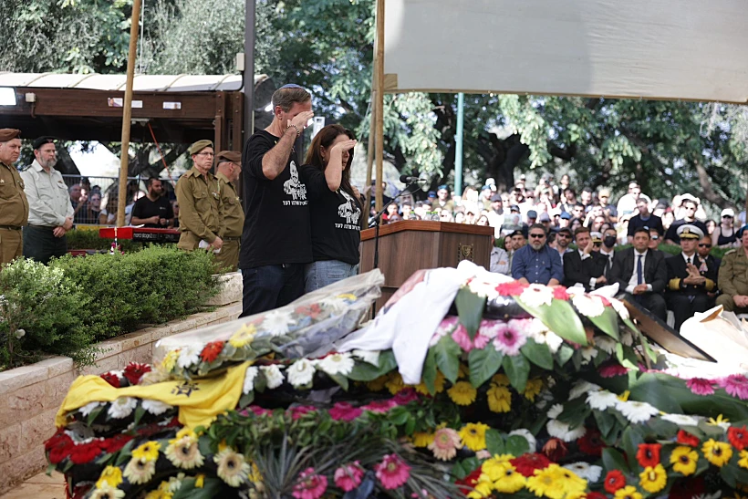 רובי וחגית חן מצדיעים מעל קברו של בנם איתי