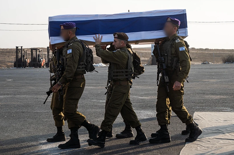 חיילי צה"ל נושאים את ארונו של סגן הדר גולדין