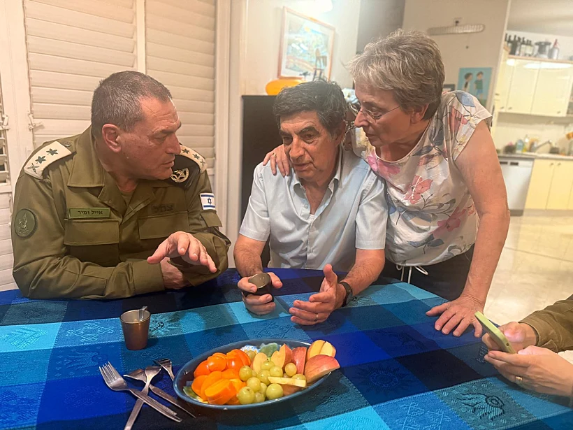 הרמטכ"ל אייל זמיר עם הוריו של הדר גולדין