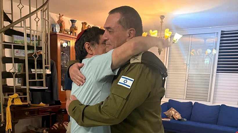 הרמטכ"ל אייל זמיר ושמחה גולדין, אביו של החלל הדר גולדין