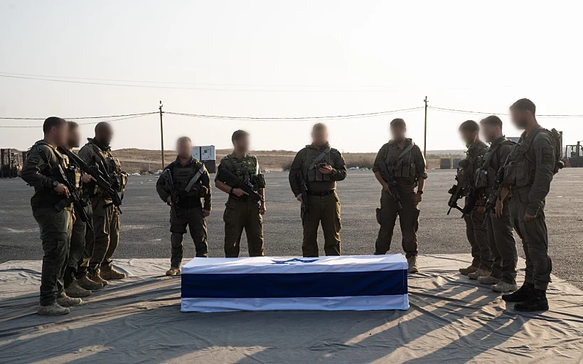 חבריו לפלוגה של סגן הדר גולדין מלווים אותו בדרכו האחרונה, במעבר לשטח ישראל