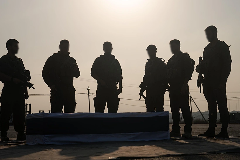 חבריו לפלוגה של סגן הדר גולדין מלווים אותו בדרכו האחרונה, במעבר לשטח ישראל