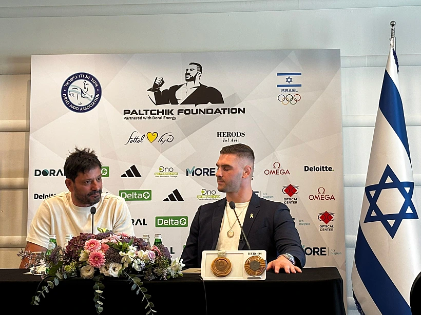 פיטר פלצ'יק לצד אורן סמדג'ה במסיבת העיתונאים