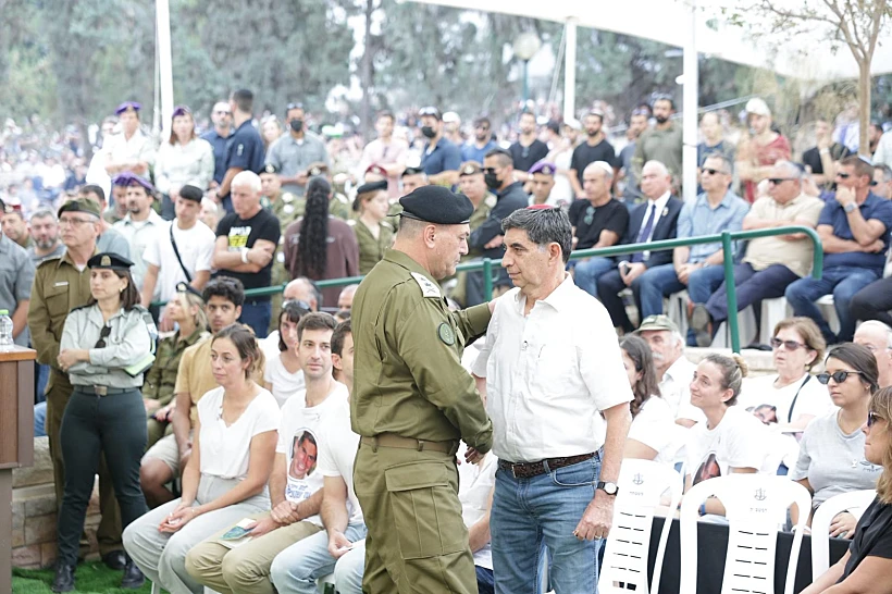 הרמטכ"ל אייל זמיר עם שמחה גולדין בהלווייתו של הדר