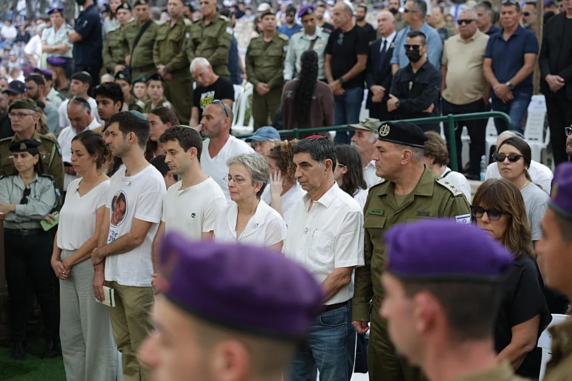 הרמטכ"ל אייל זמיר לצד משפחתו של סגן הדר גולדין בהלווייתו