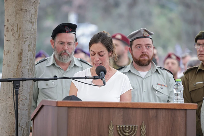 איילת גולדין סופדת לאחיה הדר בהלווייתו
