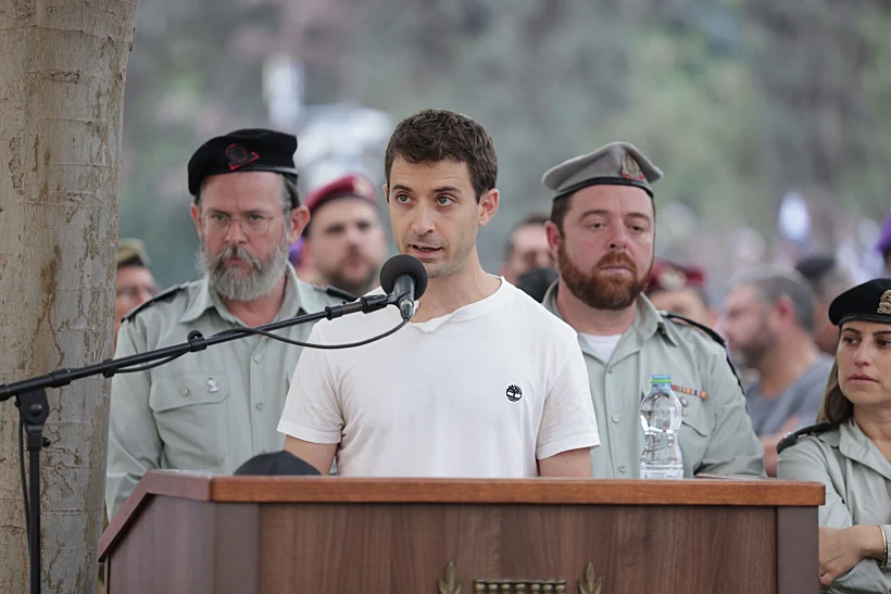 צור גולדין סופד לאחיו התאום הדר בהלווייתו