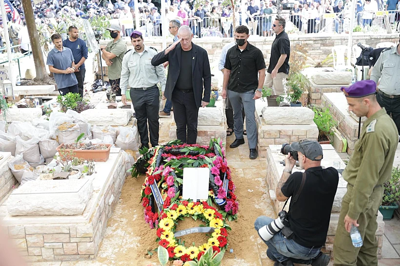 ח"כ בני גנץ מצדיע מעל קברו של סגן הדר גולדין