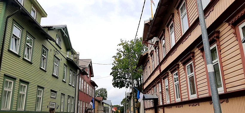 בתי עץ צבעונים ומשופצים בשכונת Kalamaja טאלין