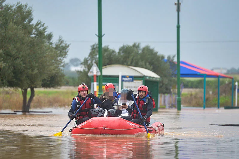 שוטרים על ספינת גומי בשיטפון במושב אחיעזר