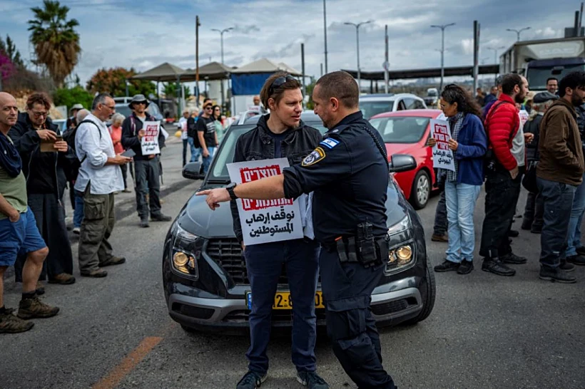 פעילי שלום עכשיו מפגינים במחסום אריאל
