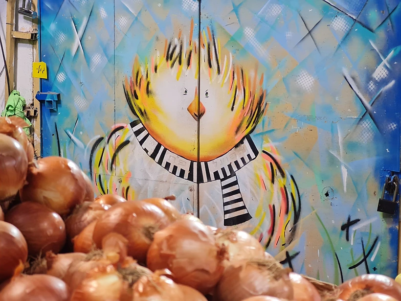 אמנות רחוב בשוק העירוני של פתח תקווה