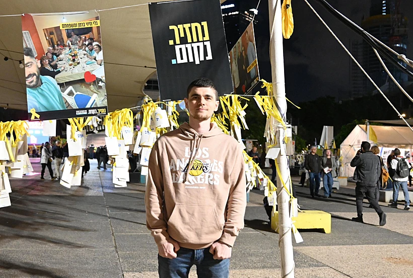 מקסים הרקין בכיכר החטופים