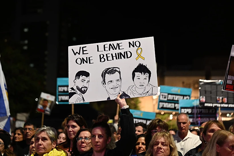 תמונותיהם של סותטיסאק רינטלאק, דרור אור ורן גויאלי בכיכר החטופים