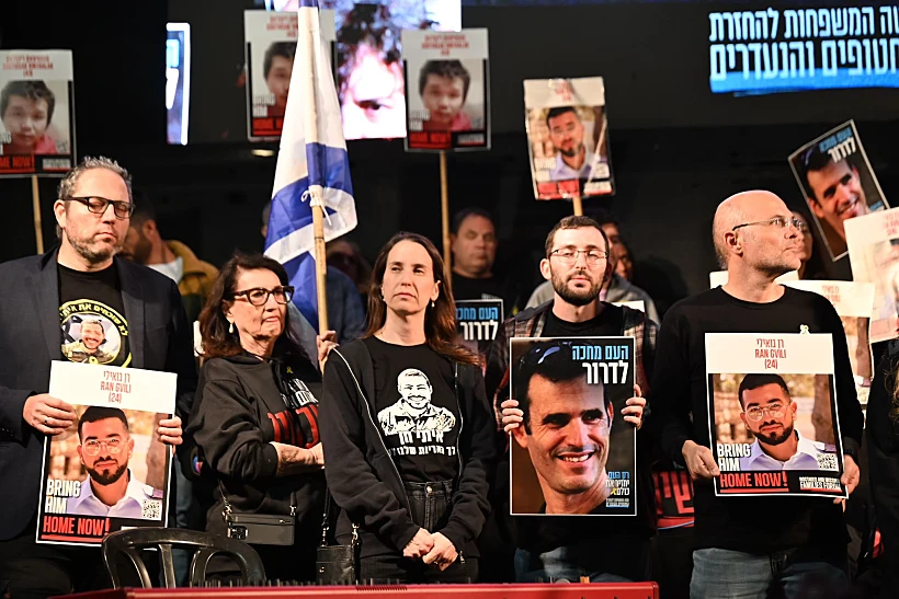 תמונותיהם של דרור אור, רן גויאלי וסותטיסאק רינטלאק בכיכר החטופים