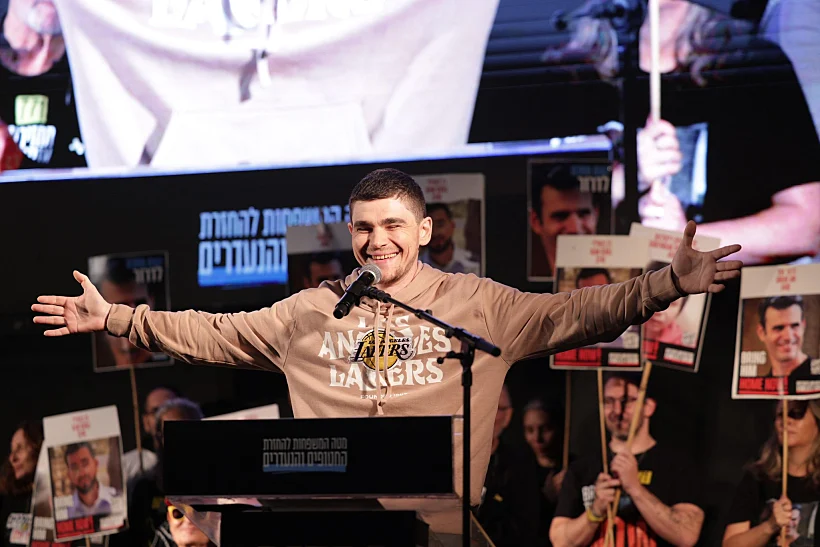 מקסים הרקין בכיכר החטופים