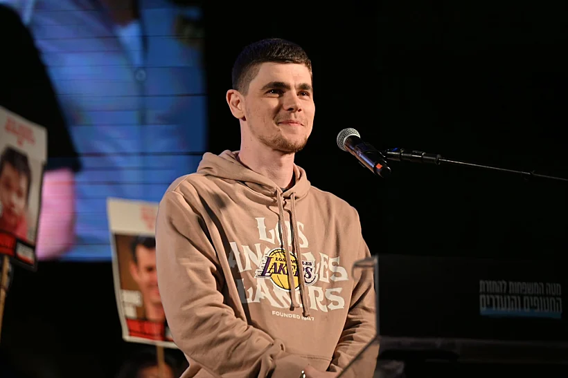 מקסים הרקין בכיכר החטופים