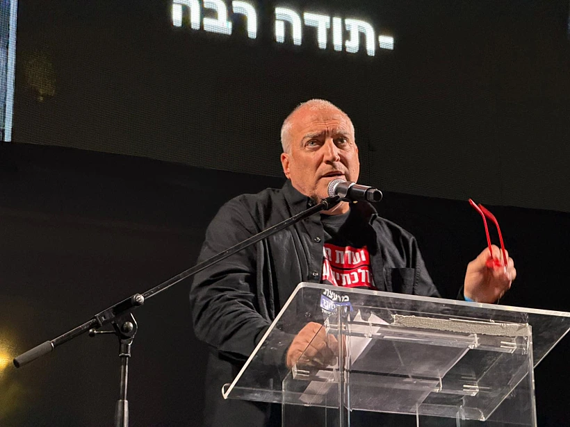 איל אשל בהפגנה בדרישה להקמת ועדת חקירה ממלכתית