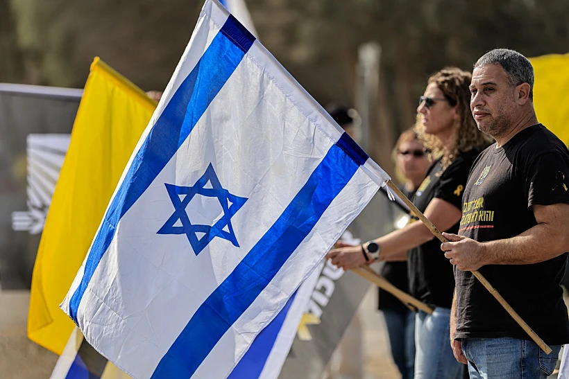 חולקים כבוד אחרון עם דגלים למני גודארד