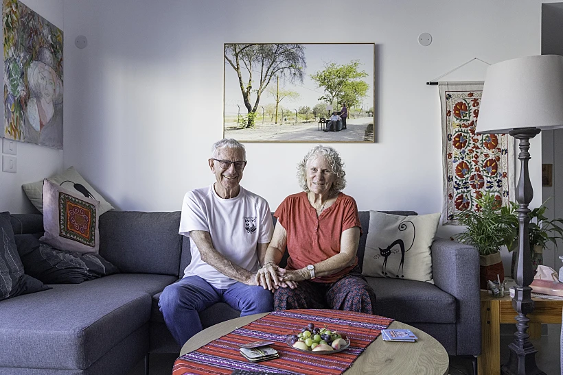 חנה ושלמה מרגלית עם התמונה שלהם