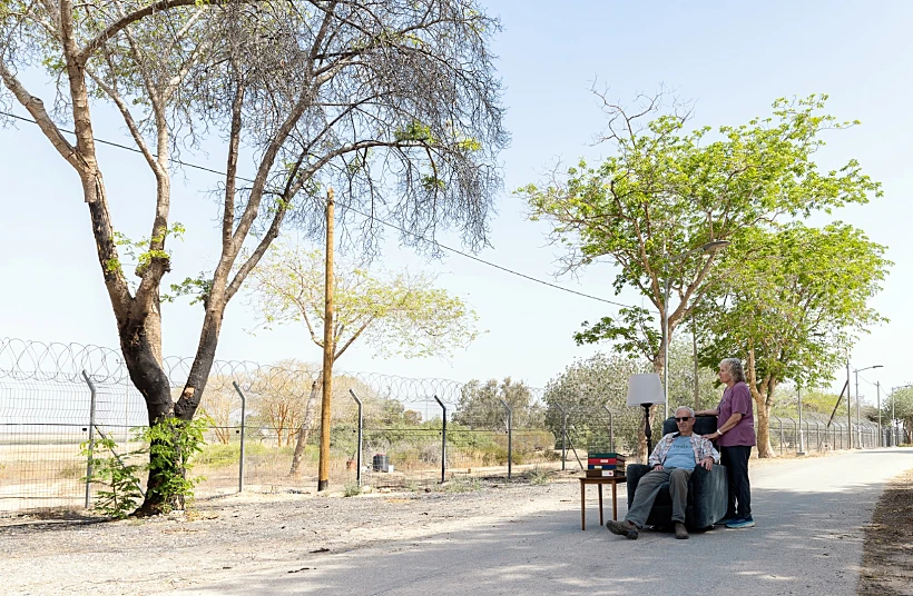 חנה ושלמה מרגלית בתמונה שצולמה לתערוכה "חפץ מעבר"
